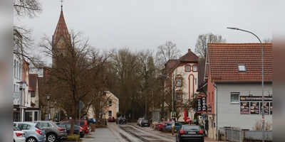 Der Gewerbeverband sieht es kritisch, wenn in der Hauptstraße verkehrsberuhigend eingegriffen wird. Die Verantwortlichen befürchten Nachteile für die Geschäfte und Firmen. (Foto: Antonia Müller)