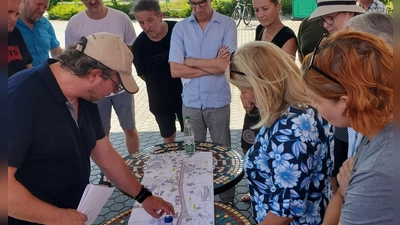 Vor Anliegern und Anliegerinnen sowie den Mitgliedern des Bauausschusses präsentierte Sven Reif die Pläne für die Nürrnberger Straße.  (Foto: Ulli Ganter)