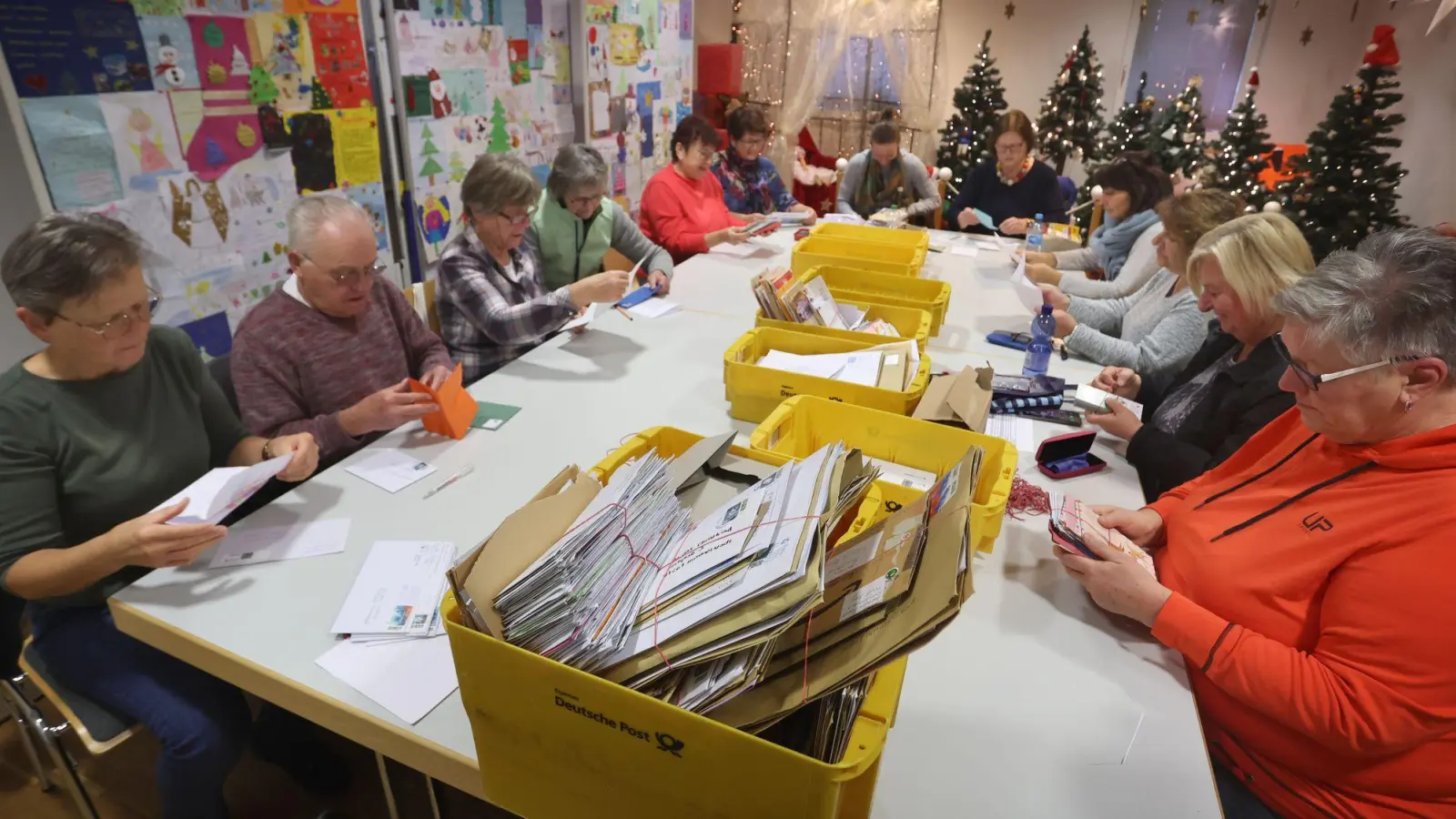 Im Weihnachtspostamt werden fleißig die Briefe des Christkindes eingetütet. (Archivbild) (Foto: Karl-Josef Hildenbrand/dpa)