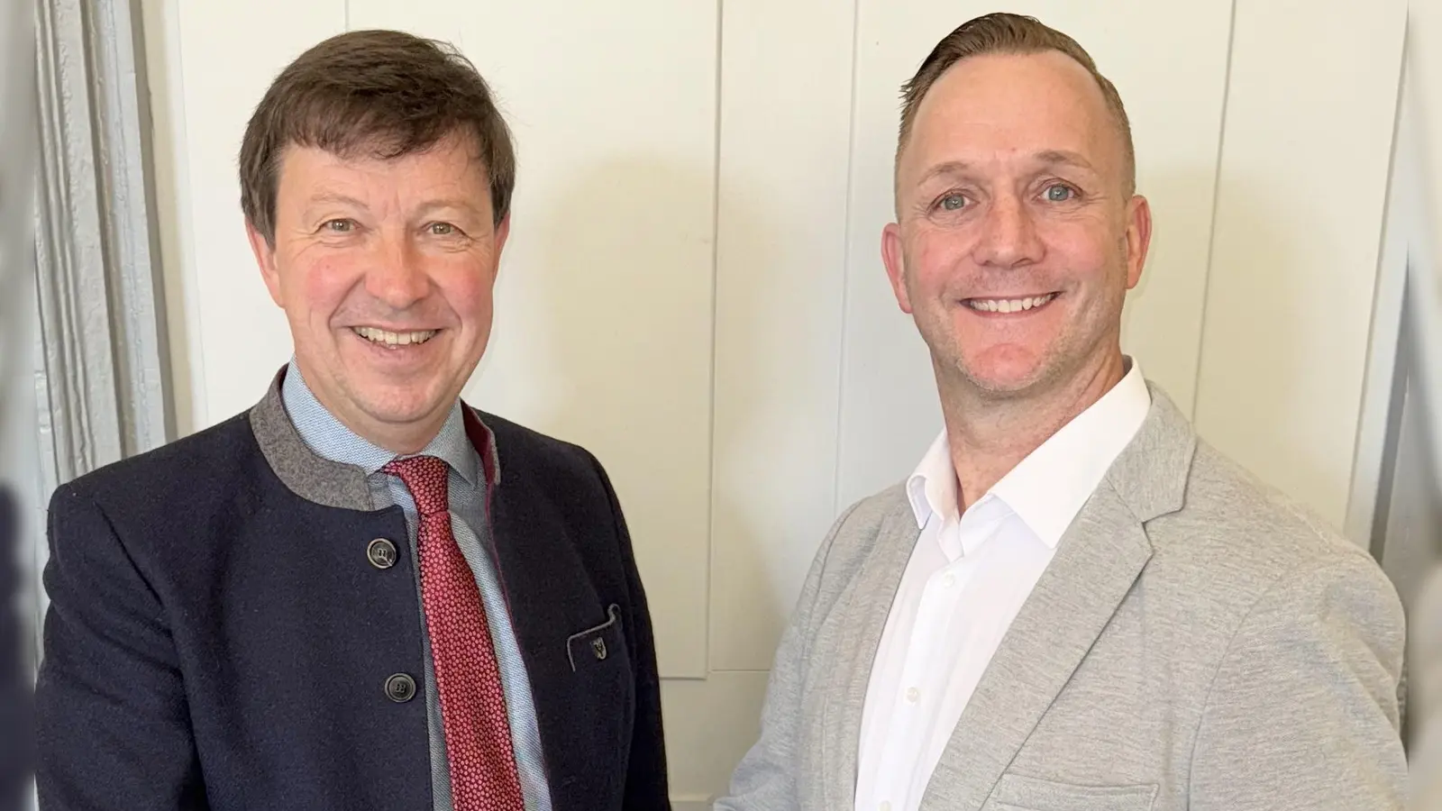 Bürgermeister Jürgen Heckel (links) und der neue Thermen-Geschäftsführer Benjamin Woodcock freuen sich auf die künftige Zusammenarbeit.  (Foto: Stadt Bad Windsheim)