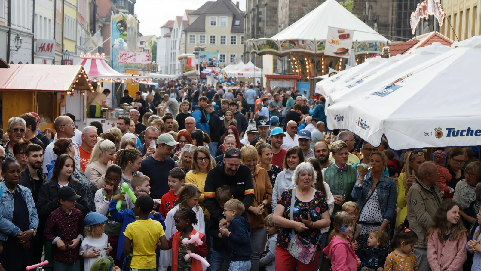 Das Altstadtfest lockt die Ansbacher und Menschen aus der Umgebung in Massen in die Innenstadt, so zum Beispiel auf dem Martin-Luther-Platz. (Foto: Zeynel Dönmez)