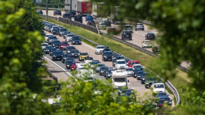 Die Fahrt auf der A8 zwischen München und Salzburg kann unter Umständen länger dauern als erhofft. (Archivbild) (Foto: Peter Kneffel/dpa)