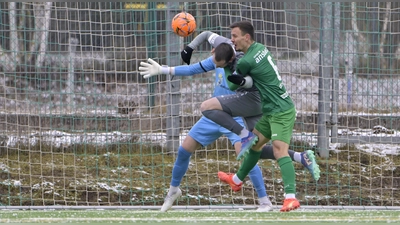 Nahkampf auf Kunstrasen: Die Ansbacher mit Kapitän Tobias Dietrich (grünes Trikot, hier im Spiel gegen den VfB Eichstätt) bestreiten am Samstag ein weiteres Testspiel. (Foto: Martin Rügner)