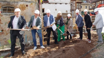 Beim symbolischen Spatenstich für die erste Etappe zum Bürgerzentrum (von links): Hans Herold, Werner Stieglitz, Uwe Emmert, Gabi Schmidt, Brigitte Sesselmann (Sanierungsberaterin), Bernd Obst, Michael Kühnlein und Harry Scheuenstuhl.  (Foto: Heinz Wraneschitz)