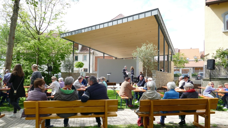 Schon so manche Veranstaltung ging auf der Pavillonbühne am Schloss in Uffenheim über die Bühne. Am Samstag steht nun aber etwas Neues auf dem Programm: ein Rave mit elektronischer Tanzmusik.<br> (Foto: Sylvia Fehlinger)