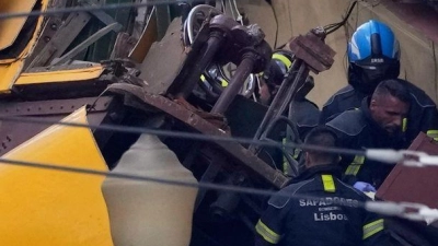 Rettungskräfte arbeiten an einer entgleisten Standseilbahn in Lissabon. (Foto: Armando Franca/AP/dpa)