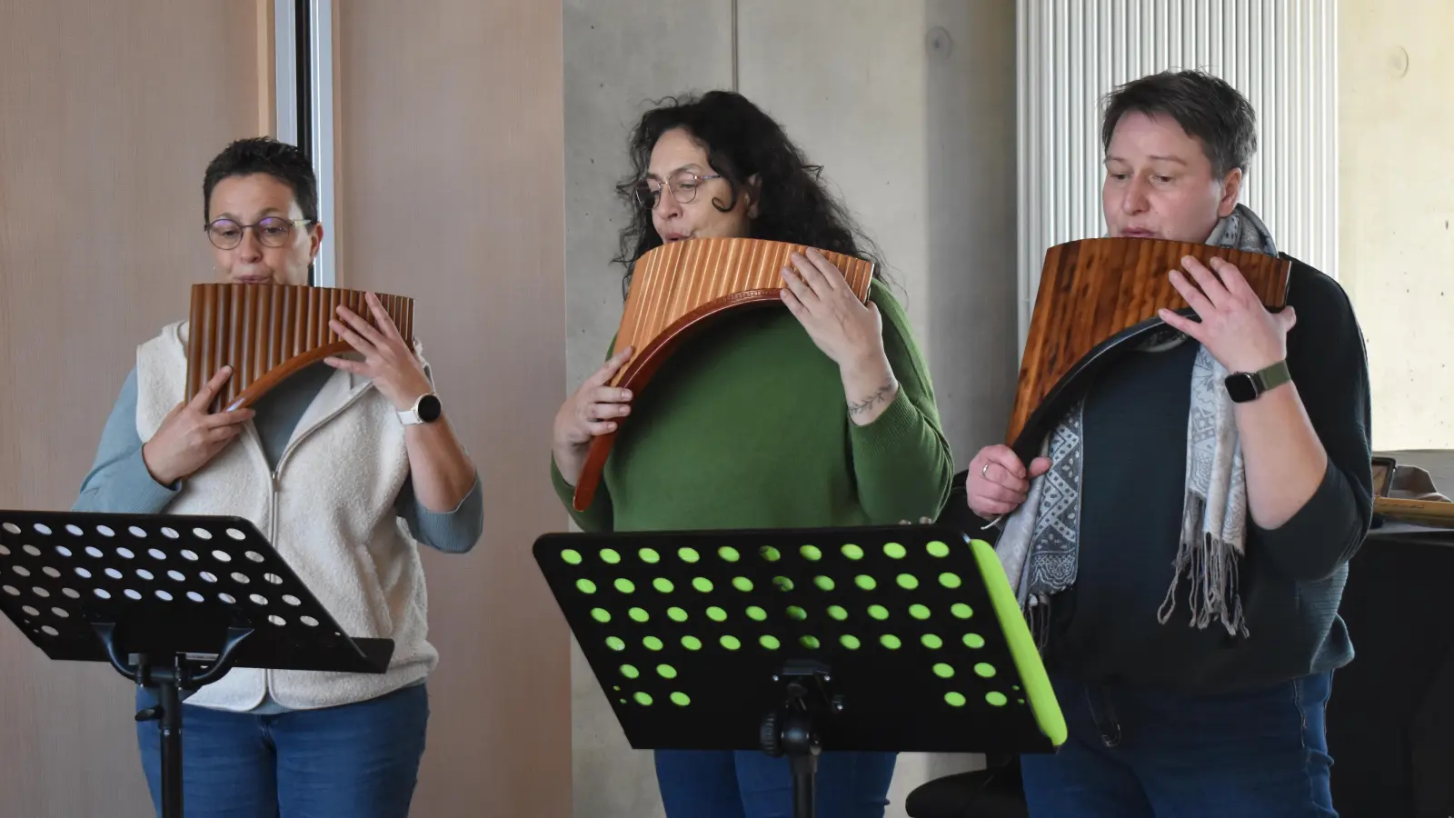 Für eine stimmungsvolle Umrahmung der Adventsfeier des BRK-Seniorenclubs in Feuchtwangen sorgten (von rechts) Birgit Metzger, Monika Kelm und Christine Walter mit Panflötenklängen. (Foto: Erich Herrmann)