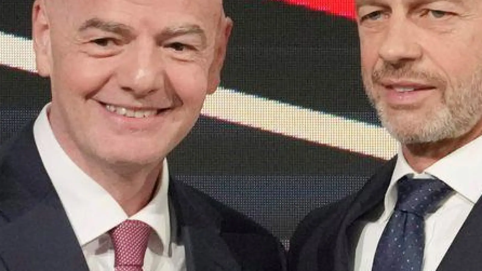 Aleksander Ceferin (r) will kein FIFA-Präsident werden, Gianni Infantino soll es nicht bleiben. (Archivbild) (Foto: Darko Vojinovic/AP/dpa)