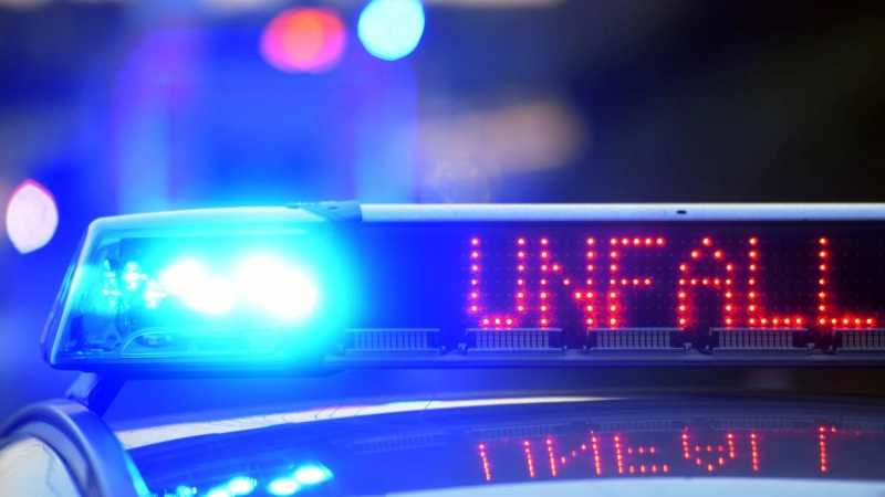 In Dinkelsbühl hat ein Lkw-Fahrer am Mittwoch einen Unfall verursacht. (Symbolbild: Stefan Puchner/dpa)