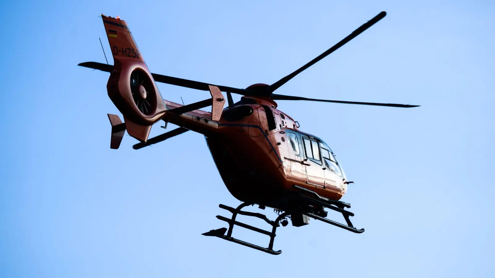 Die 19-Jährige musste mit dem Rettungshubschrauber schwer verletzt in eine Klinik geflogen werden. (Symbolbild) (Foto: Julian Stratenschulte/dpa)