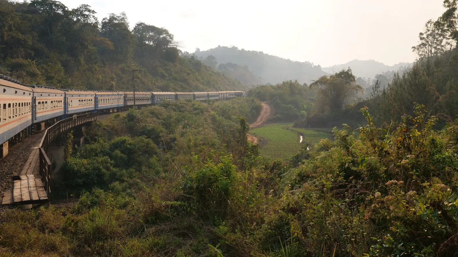 Schlängelt sich durch den Süden Tansanias: die Tazara, bekannt auch unter dem Namen Tanzania-Zambia-Railway. (Foto: Julian Hilgers/dpa-tmn)