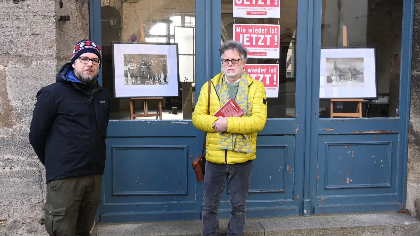 Maximilian Lechler (links) und Hans-Gustaf Weltzer vor der Schaufenster-Installation. (Foto: Luca Paul)