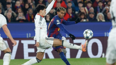 Eintracht Frankfurt hat sich für einen großen Kampf in Barcelona nicht belohnt. (Foto: Joan Monfort/AP/dpa)