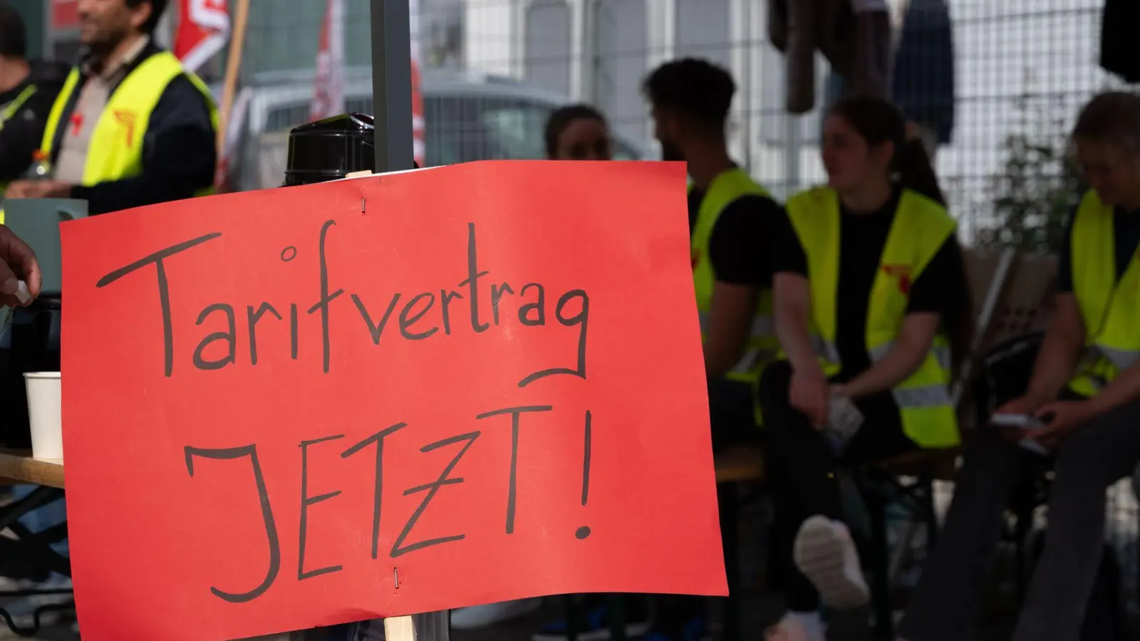 Demonstration für einen Tarifvertrag, hier bei einem Dönerspieß-Hersteller (Archivbild).  (Foto: Markus Lenhardt/dpa)