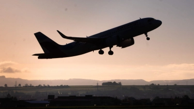 Der Mann soll als Kapitän geflogen sein, ohne die nötigen Unterlagen zu haben. (Symbolbild) (Foto: Christoph Schmidt/dpa/dpa-tmn)