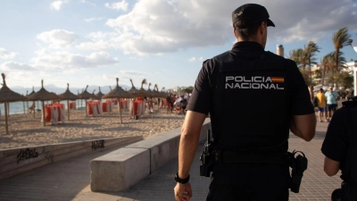 Zur Herkunft des Opfers und der Beschuldigten machte die spanische Nationalpolizei keine Angaben. (Symbolbild)  (Foto: Clara Margais/dpa)