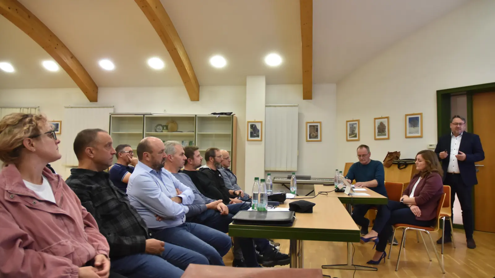 Die Gemeinderäte und Bürger lauschten dem Vortrag der Ingenieur Uwe Härtfelder und seiner Mitarbeiterin Margarita Kerschbaum. Man tagte im Rathaussaal. (Foto: Anita Dlugoß)