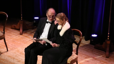 Eine szenische Lesung voller Emotionen: Christine Sommer und Martin Brambach in der Feuchtwanger Stadthalle.  (Foto: Martina Kramer)