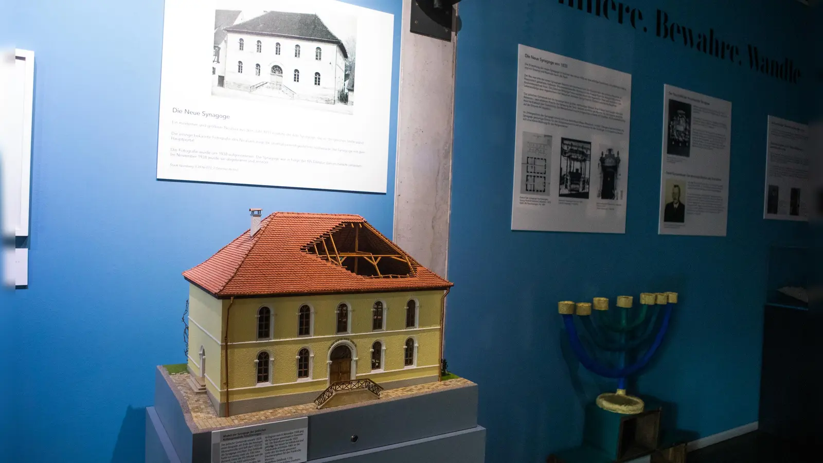 Im Fränkischen Museum in Feuchtwangen wird auch die Gesichte der örtlichen Synagoge beleuchtet, hier mit einem Modell des Gebäudes. (Foto: Evi Lemberger)