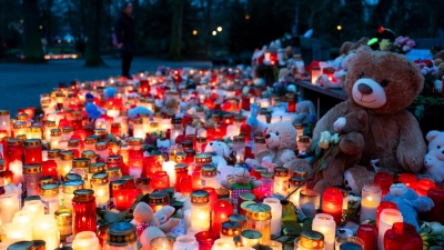 Mit angezündeten Kerzen zeigen die Menschen in Aschaffenburg ihre Trauer. (Foto: Jacob Schröter/dpa)