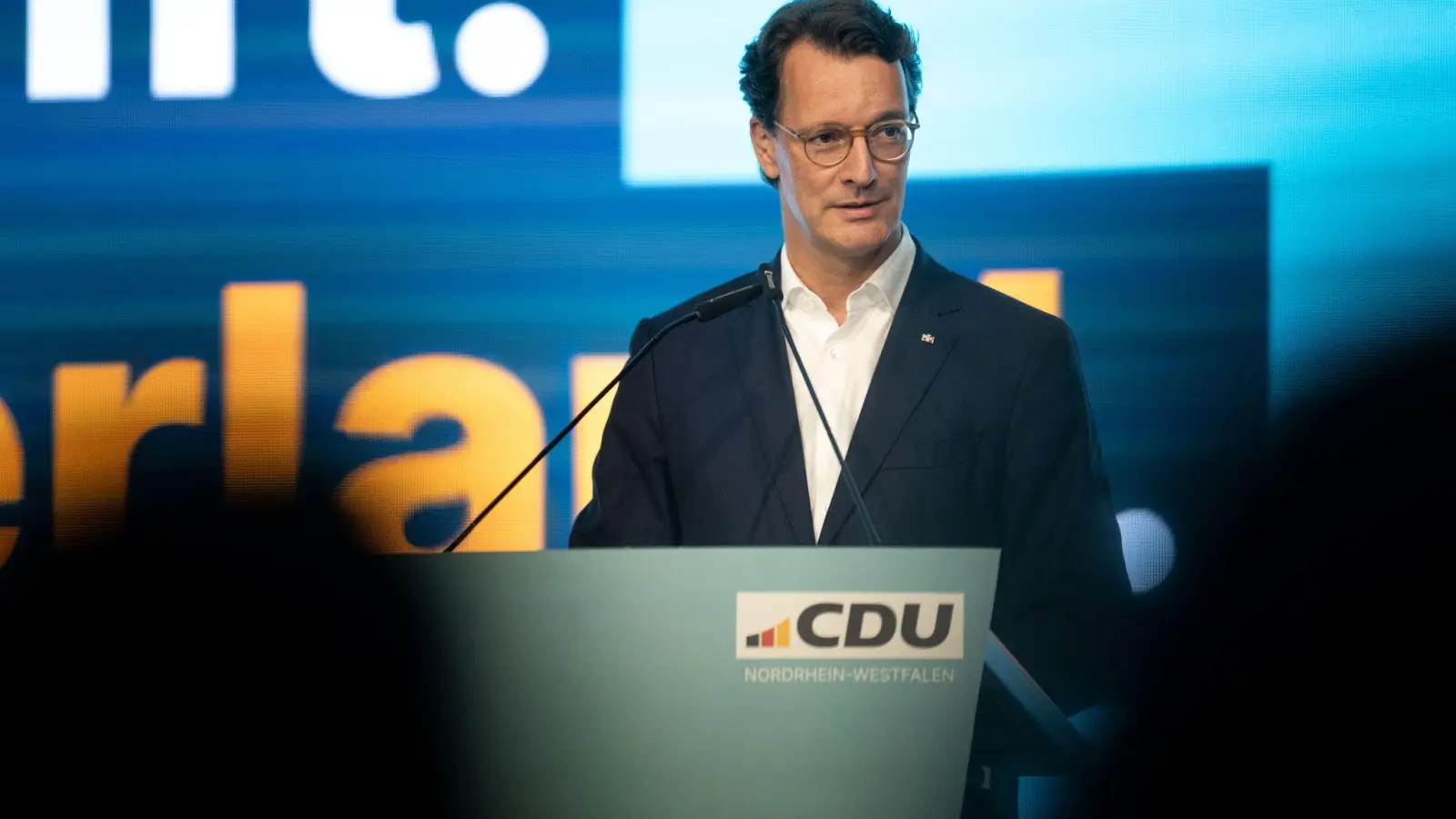 NRW-Ministerpräsident Hendrik Wüst (CDU) hat sich besorgt angesichts des starken Abschneidens der AfD geäußert. (Foto: Fabian Strauch/dpa)