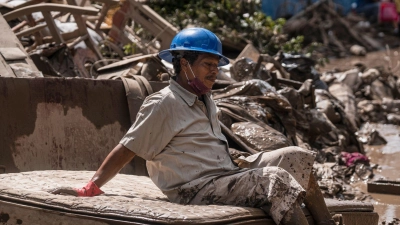 Ein Mann macht eine Pause bei den Aufräumarbeiten in Poza Rica, Mexiko. (Foto: Felix Marquez/AP/dpa)