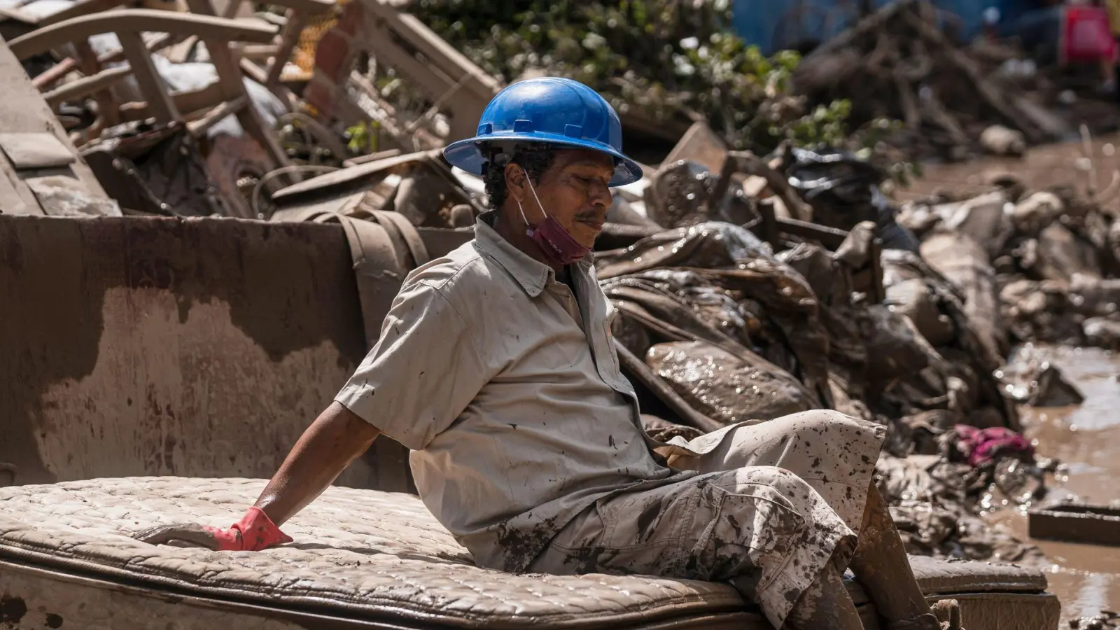 Ein Mann macht eine Pause bei den Aufräumarbeiten in Poza Rica, Mexiko. (Foto: Felix Marquez/AP/dpa)
