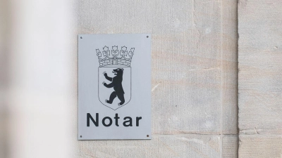 Notar beauftragt, Problem gelöst? Leider nein: Der Erbe muss darauf achten, dass der Notar auch zeitnah tätig wird – sonst kann’s teuer werden. (Foto: Robert Günther/dpa-tmn)