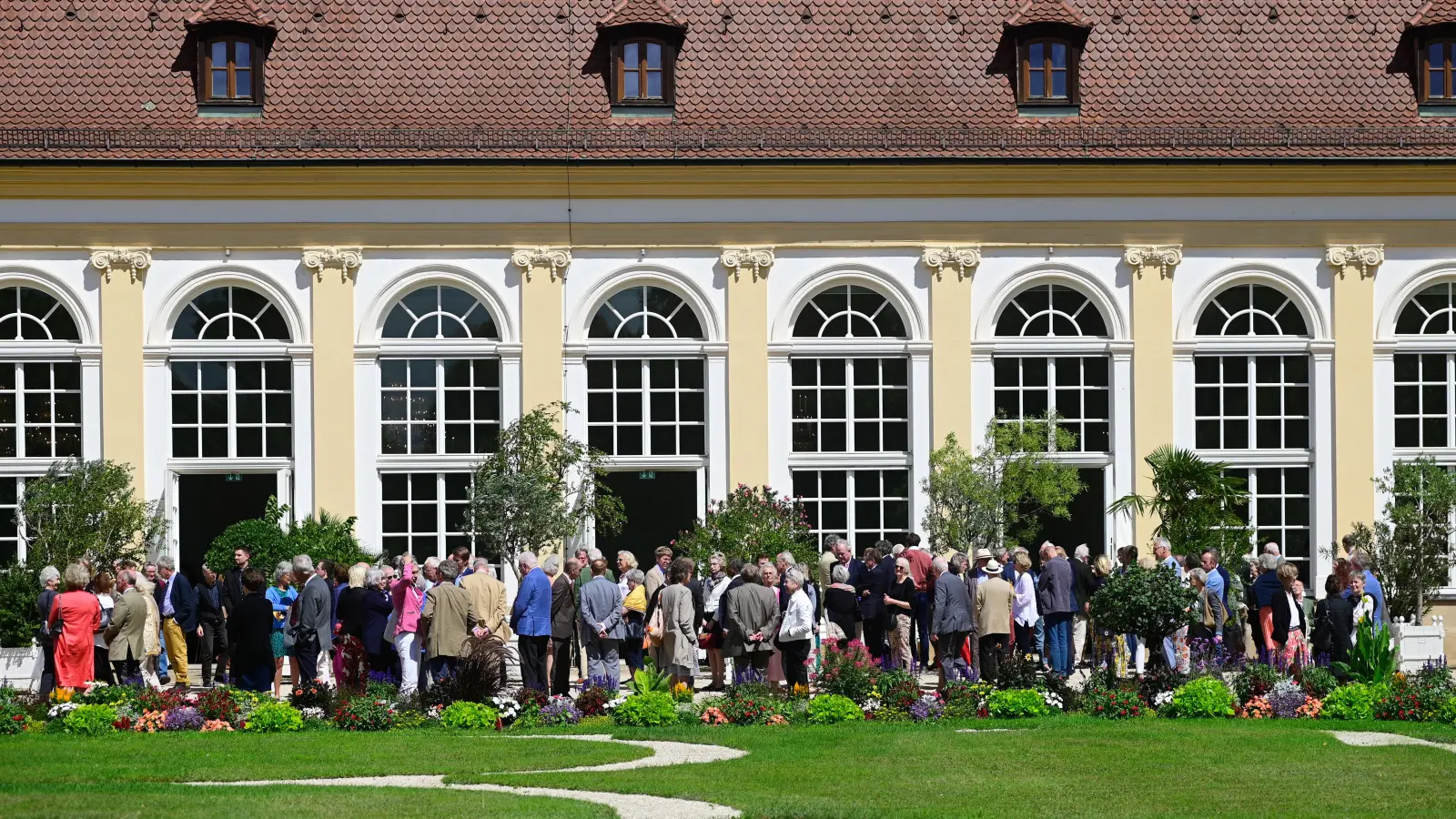 Ein wenig Sonne tanken während der Konzertpause. (Foto: Jim Albright)