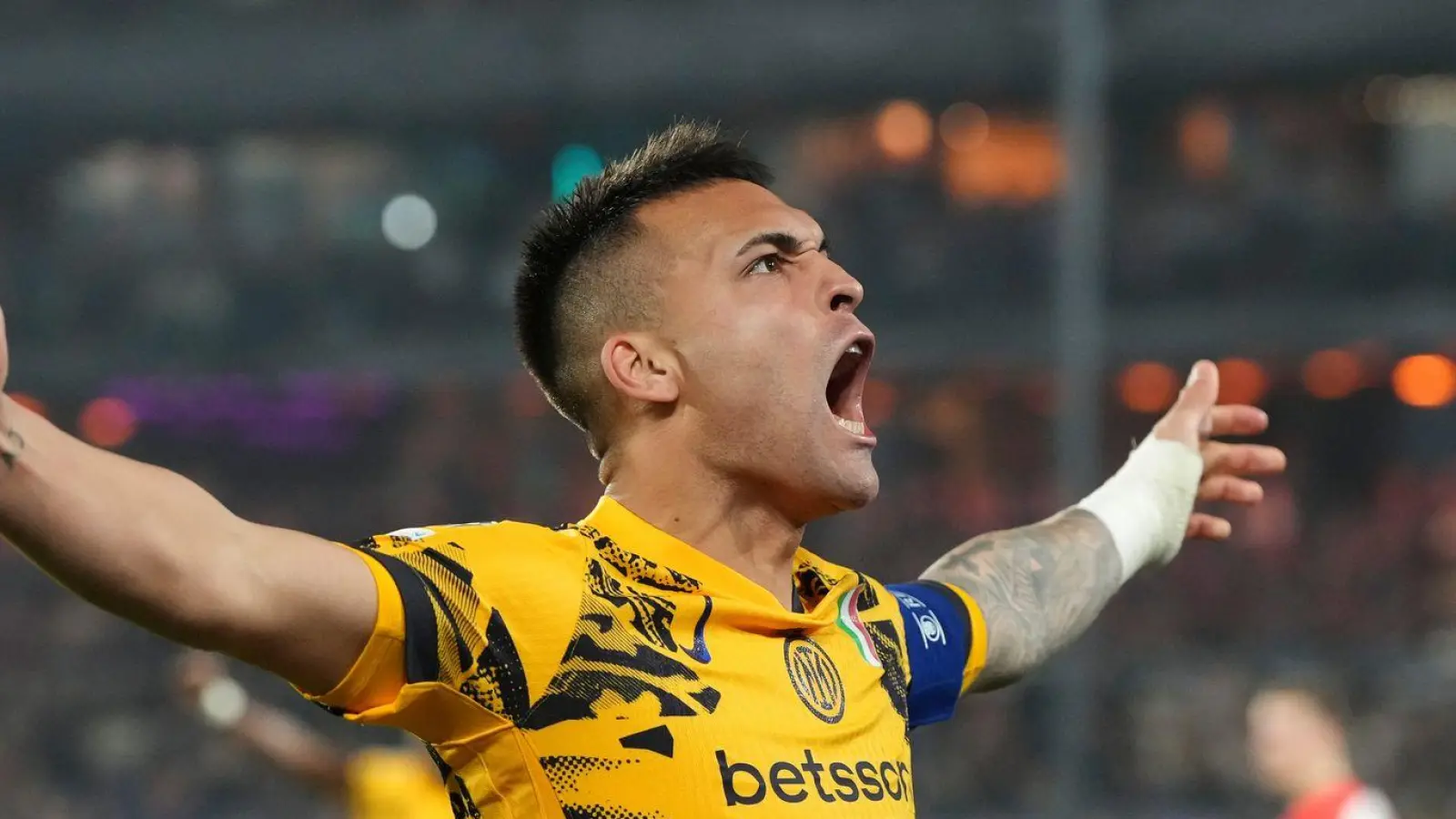 Inter-Kapitän und Torschütze Lautaro Martinez hatte mit seinen Teamkollegen in Rotterdam Grund zum Jubeln.    (Foto: Peter Dejong/AP/dpa)
