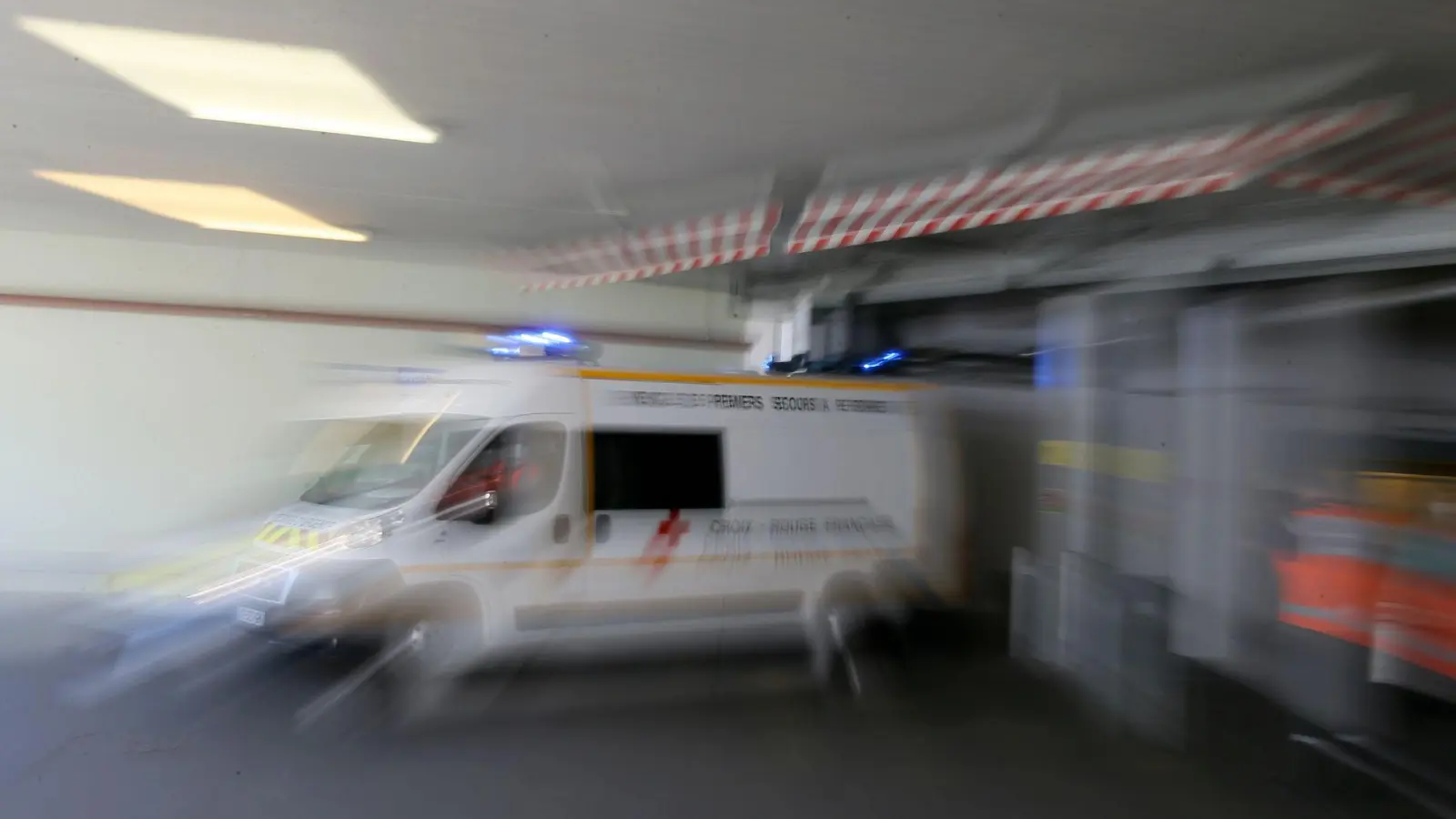 Rettungskräfte konnten vor Ort nur den Tod der beiden Kleinkinder feststellen. (Symbolbild) (Foto: David Vincent/AP/dpa)