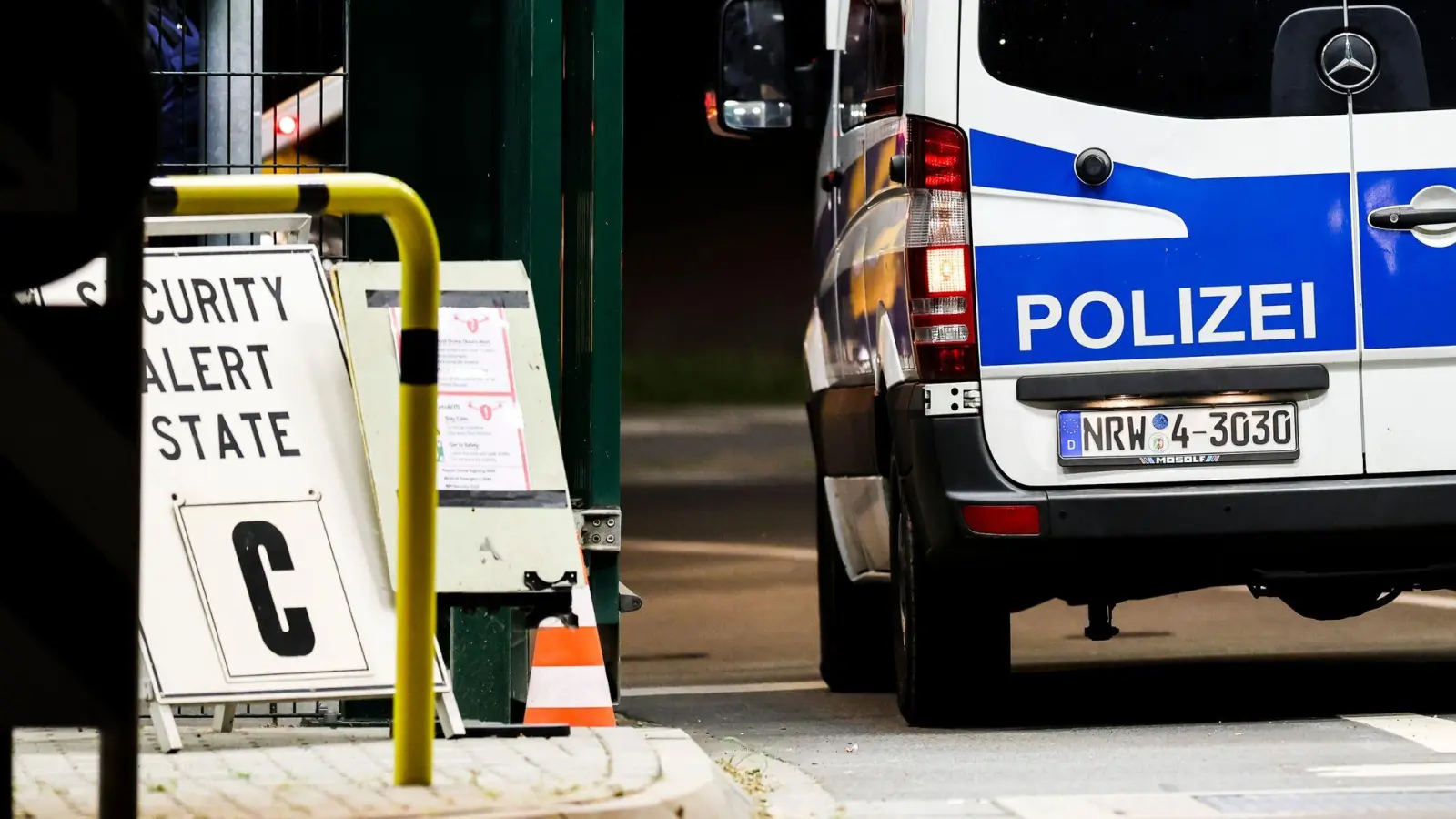 Wegen einer möglichen Bedrohung wurden alle Mitarbeiter, die nicht für den Einsatz benötigt werden, vom Nato-Stützpunkt in Geilenkirchen nach Hause geschickt. (Foto: Christoph Reichwein/dpa)