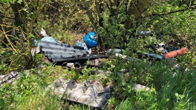 Dieser Müll wurde Ende April bei Trautskirchen unerlaubt abgelagert. (Foto: Polizei Bad Windsheim)