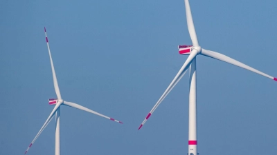 Die Nachfrage nach Offshore-Windrechten steigt. Rund 120 Kilometer nordwestlich von Helgoland sollen zwei neue Windparks entstehen. (Foto: Stefan Sauer/dpa)