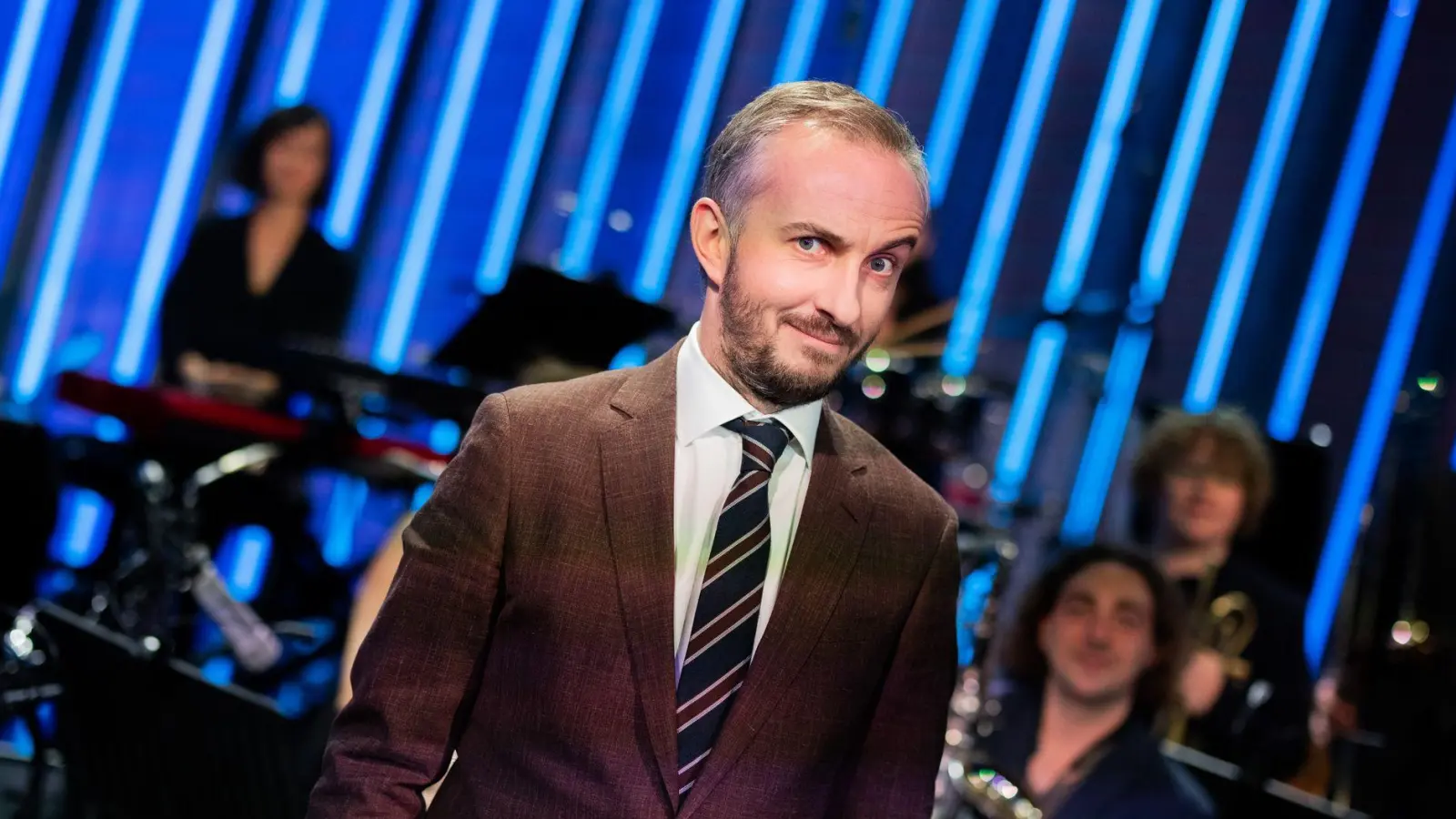 Jan Böhmermann kann mit seiner Show „Lass dich überwachen!“ auf bis zu drei Fernsehpreise hoffen. (Archivfoto) (Foto: Rolf Vennenbernd/dpa)