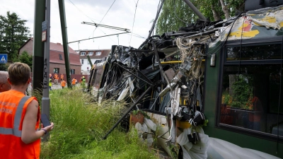 Eine Straßenbahn in Neu Hohenschönhausen ist entgleist. Bei dem Unfall gab es viele Verletzte. (Foto: Christophe Gateau/dpa)