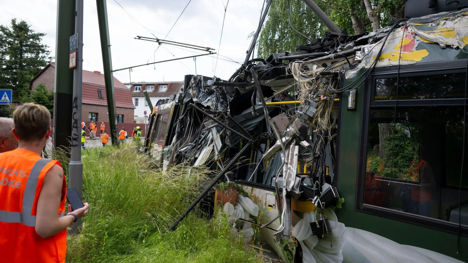 Eine Straßenbahn in Neu Hohenschönhausen ist entgleist. Bei dem Unfall gab es viele Verletzte. (Foto: Christophe Gateau/dpa)