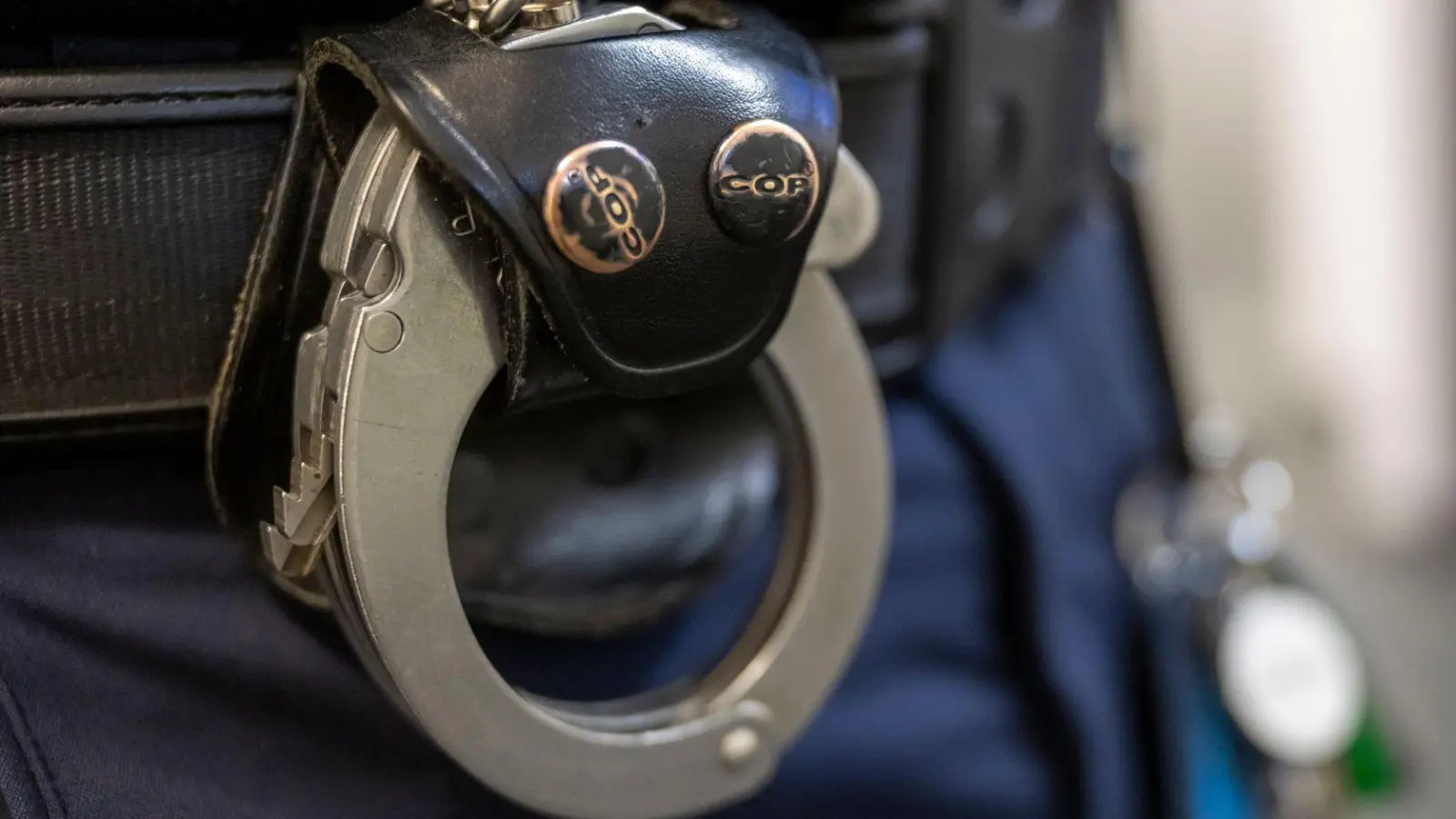 Die Polizei nimmt den Mann am Tatort fest. (Symbolbild) (Foto: Peter Kneffel/dpa)