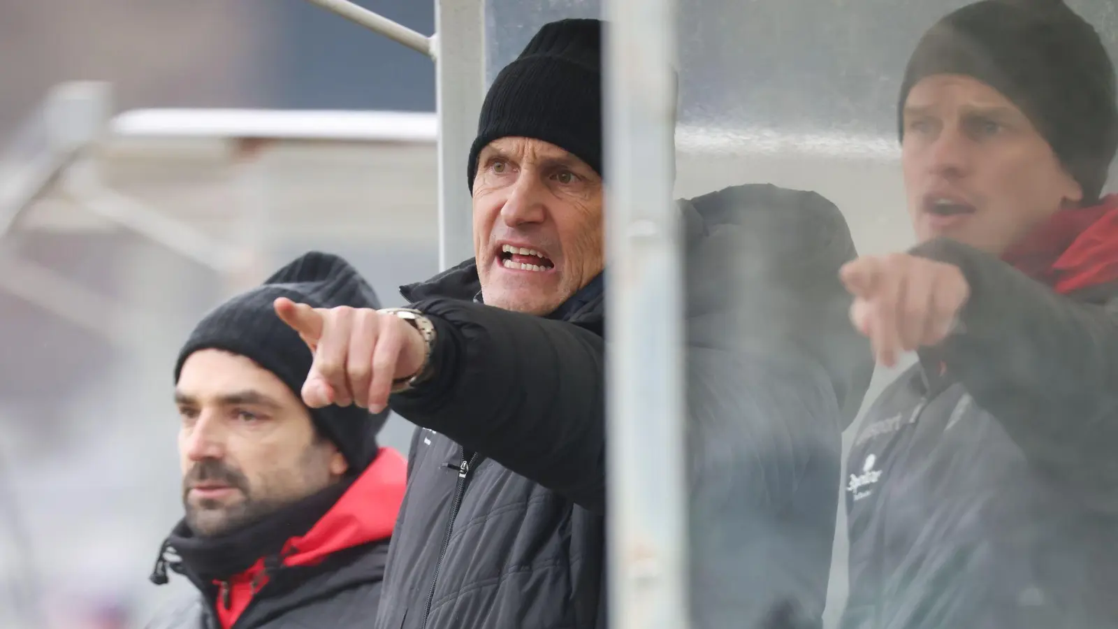 Heiko Herrlich (M) ist als Trainer bei der SpVgg Unterhaching zurück. (Foto: Daniel Löb/dpa)