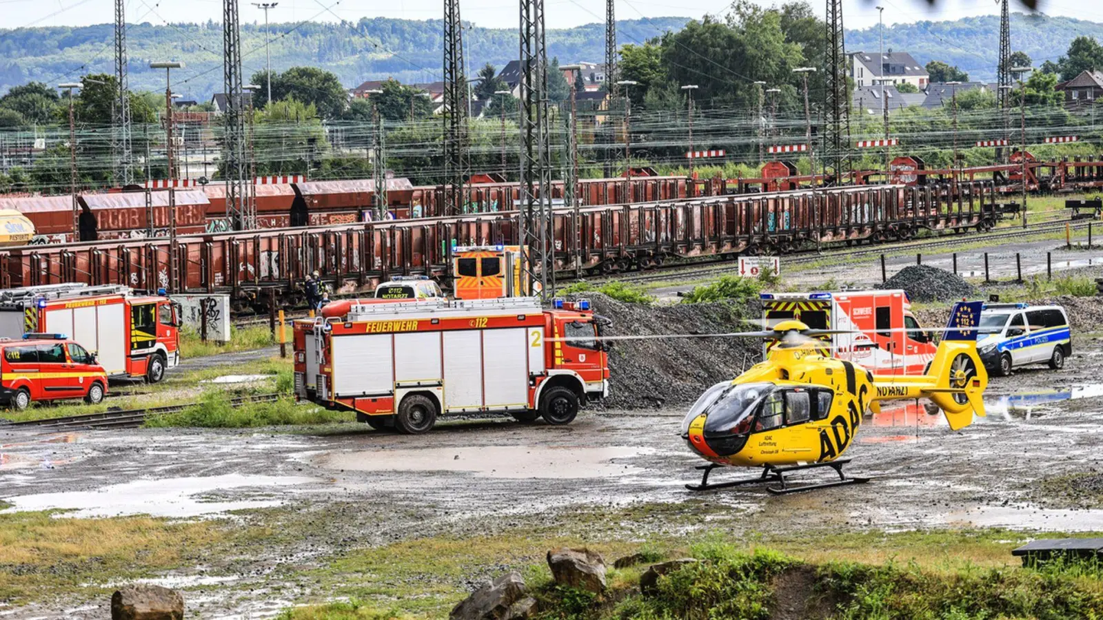 Ein Rettungshubschrauber brachte ein schwer verletztes Mädchen in eine Klinik. Sie war auf einen Waggon geklettert und hatte an die Oberleitung gefasst. (Foto: Alex Talash/dpa)