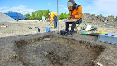 Archäologin Franziska Stöckinger dokumentiert den Fund in Burgbernheim für die Nachwelt. (Foto: Katrin Merklein)