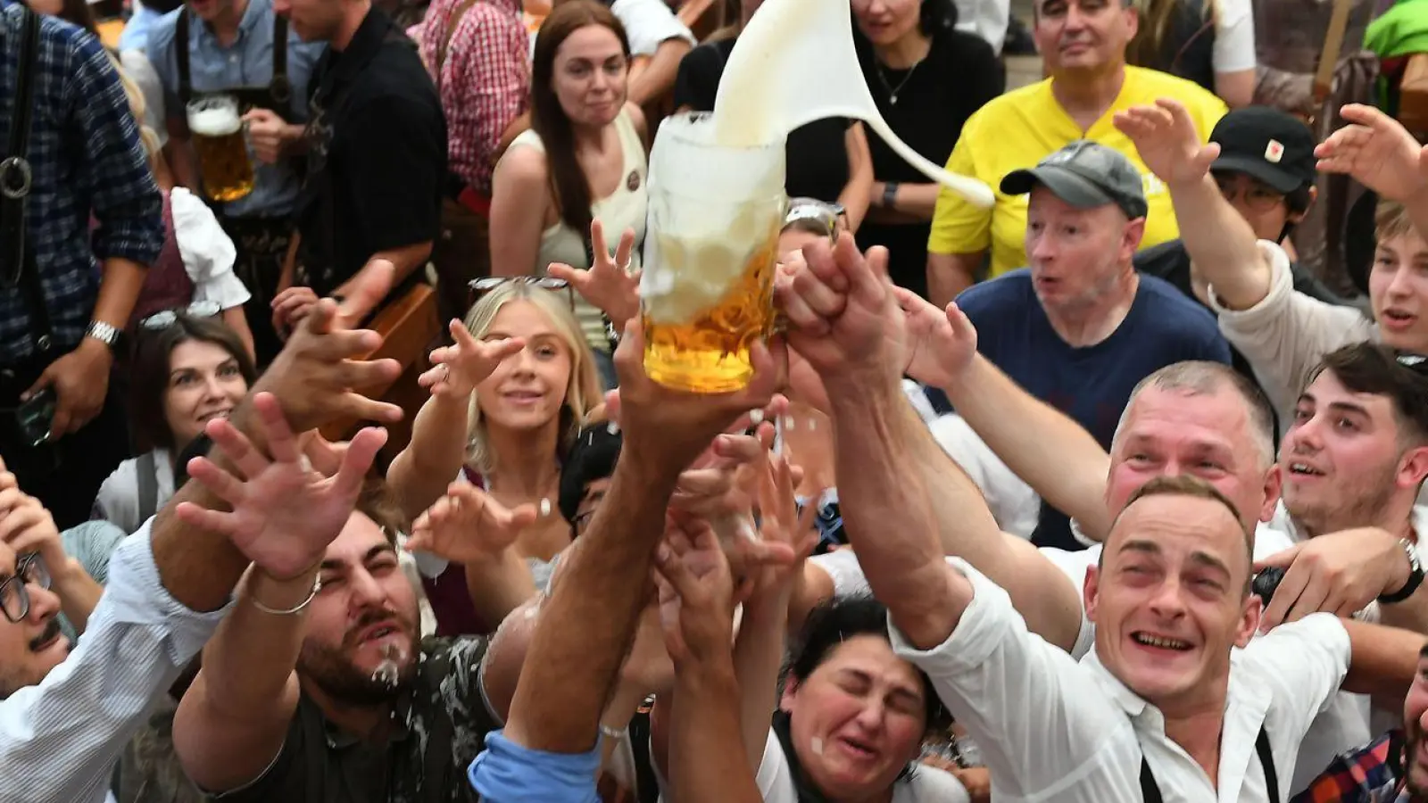 Ein Oktoberfest ohne Bier - für die meisten Menschen undenkbar. (Illustration) (Foto: Felix Hörhager/dpa)