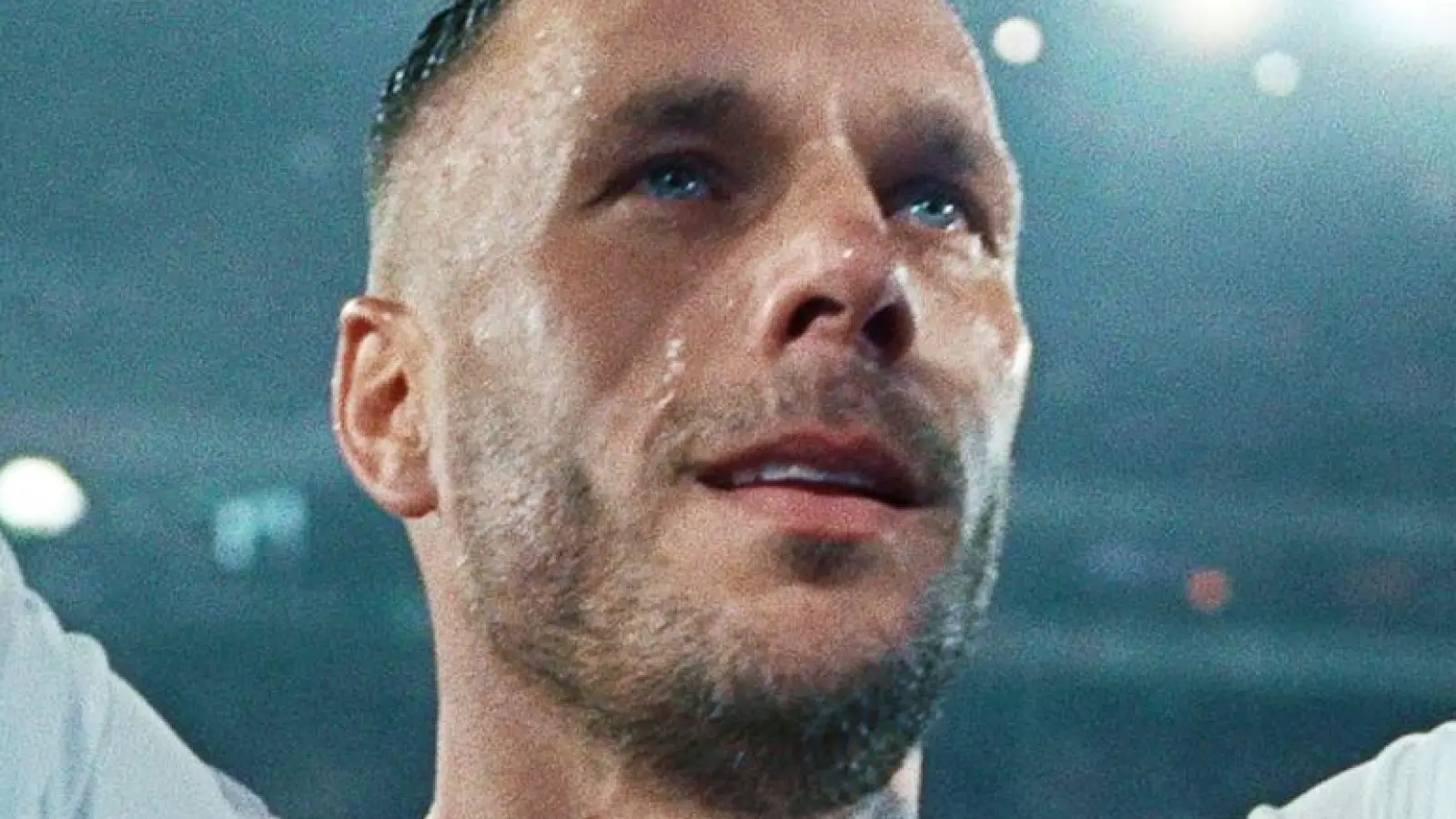 Die Doku „Poldi“ über Fußballer Lukas Podolski ist seit 4. Juni auf Netflix streambar. (Foto: -/Netflix/dpa)