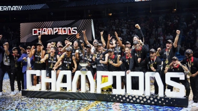 Die deutschen Basketballer feiern den EM-Titel. (Foto: Sergei Grits/AP/dpa)