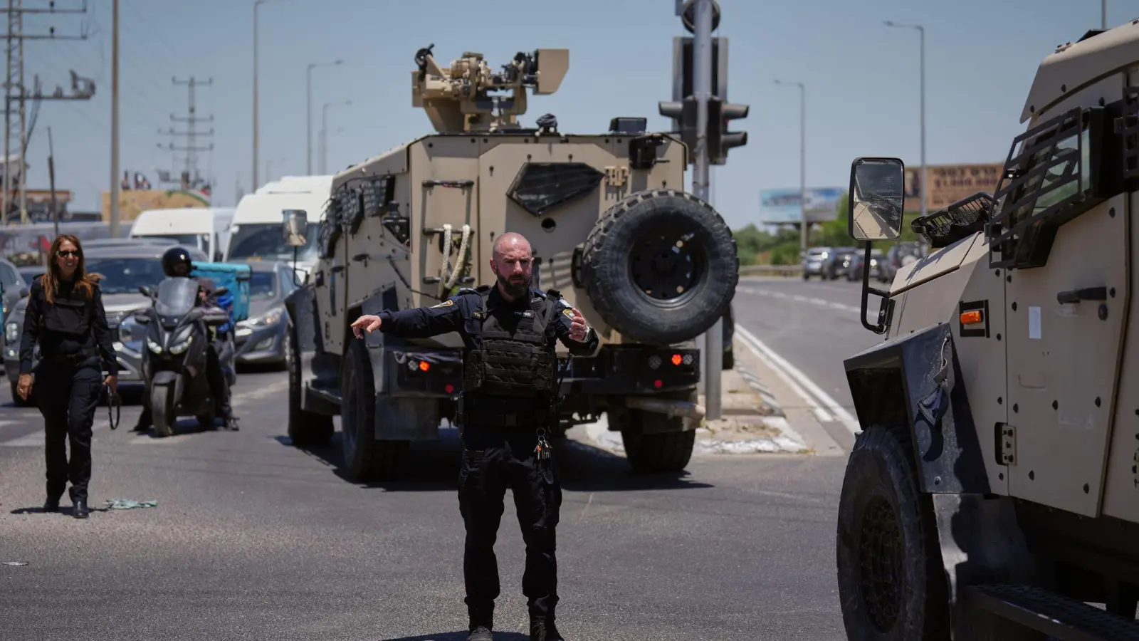 Einsatzkräfte der Polizei am Ort eines Anschlags in Israel.  (Foto: Ariel Schalit/AP/dpa)