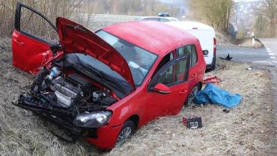 Im Landkreis Ansbach ist es am Dienstagmorgen zu einem Unfall gekommen. Eine 52-Jährige wurde dabei lebensgefährlich verletzt. Sie fuhr in dem roten Auto. (Foto: NEWS5/Markus Zahn)