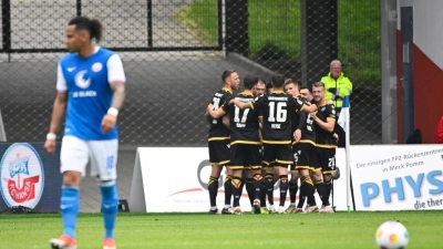 Die Karlsruher Spieler feiern den Sieg bei Hansa Rostock. (Foto: Gregor Fischer/dpa)