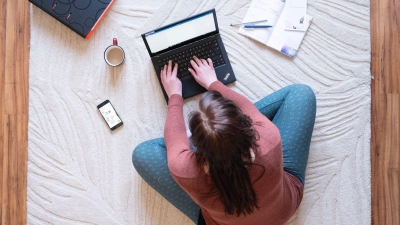 Die auf dem Arbeitsmarkt immer präsenter werdende „GenZ“ wünscht sich häufig die Möglichkeit zum Homeoffice und zu sogenannten Workation-Optionen - eine Kombination aus Arbeit und Urlaub. (Foto: Sebastian Kahnert/dpa-Zentralbild/dpa)