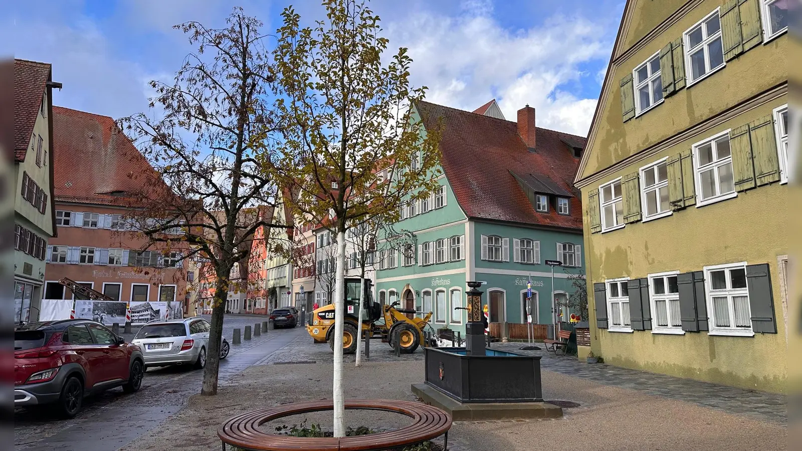 Für die Umgestaltung des kleinen Platzes an der Kreuzung der Wethgasse mit der Nördlinger Straße, bei der auch ein Brunnen versetzt wurde, sind noch Rechnungen offen. (Foto: Martina Haas)