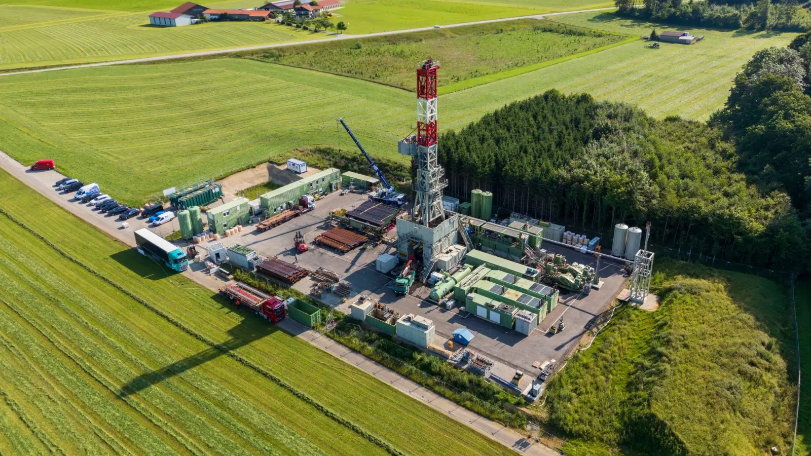 Der Bohrturm ist zwar schon längst wieder abgebaut - die Sorge um das Trinkwasser der Gemeinde Reichling unweit des Ammersees ist aber groß. Auch das Wasserwirtschaftsamt Weilheim fürchtet angesichts hoher Schadstoffwerte um die Sicherheit der örtlichen Trinkwasserquelle unweit des Bohrplatzes. (Archivbild) (Foto: Peter Kneffel/dpa)